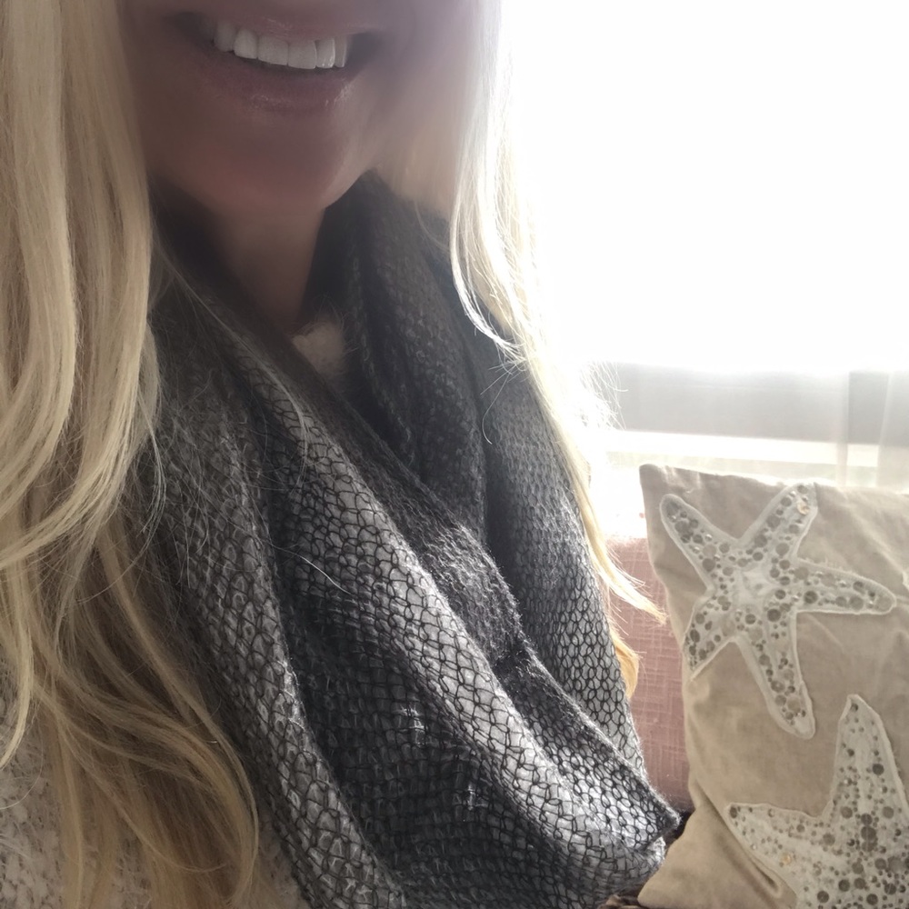 ☕️Hilfiger Two Tone Knit Infinity Scarf🤩 - Picture 2 of 3